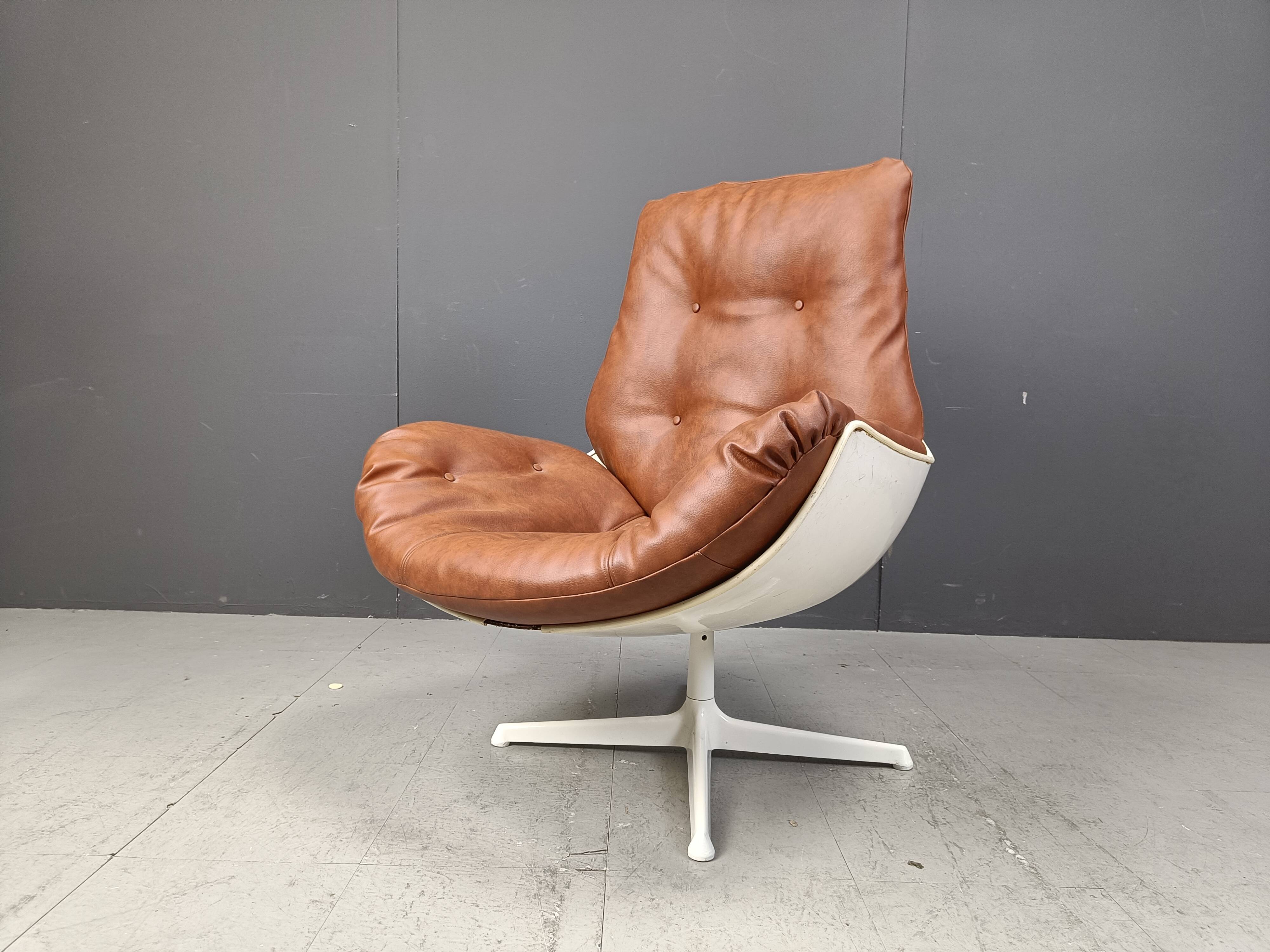 Space age fiberglass swivel chair, 1960s