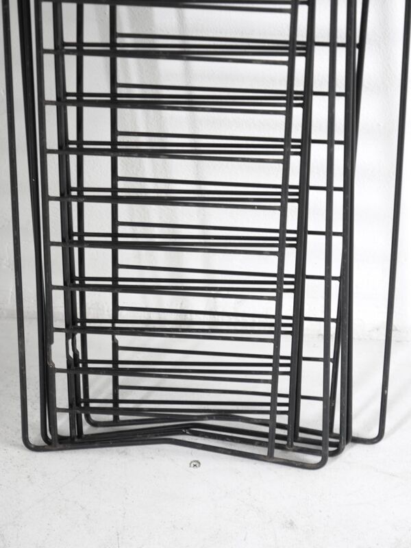 Étagère de sol tomado en nuances de gris