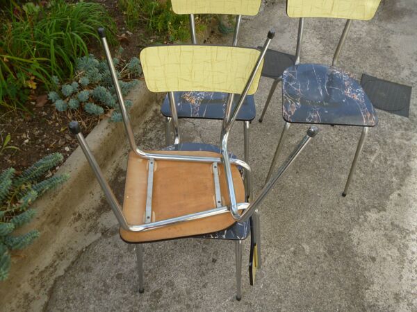 4 chaises en formica et pieds chromé