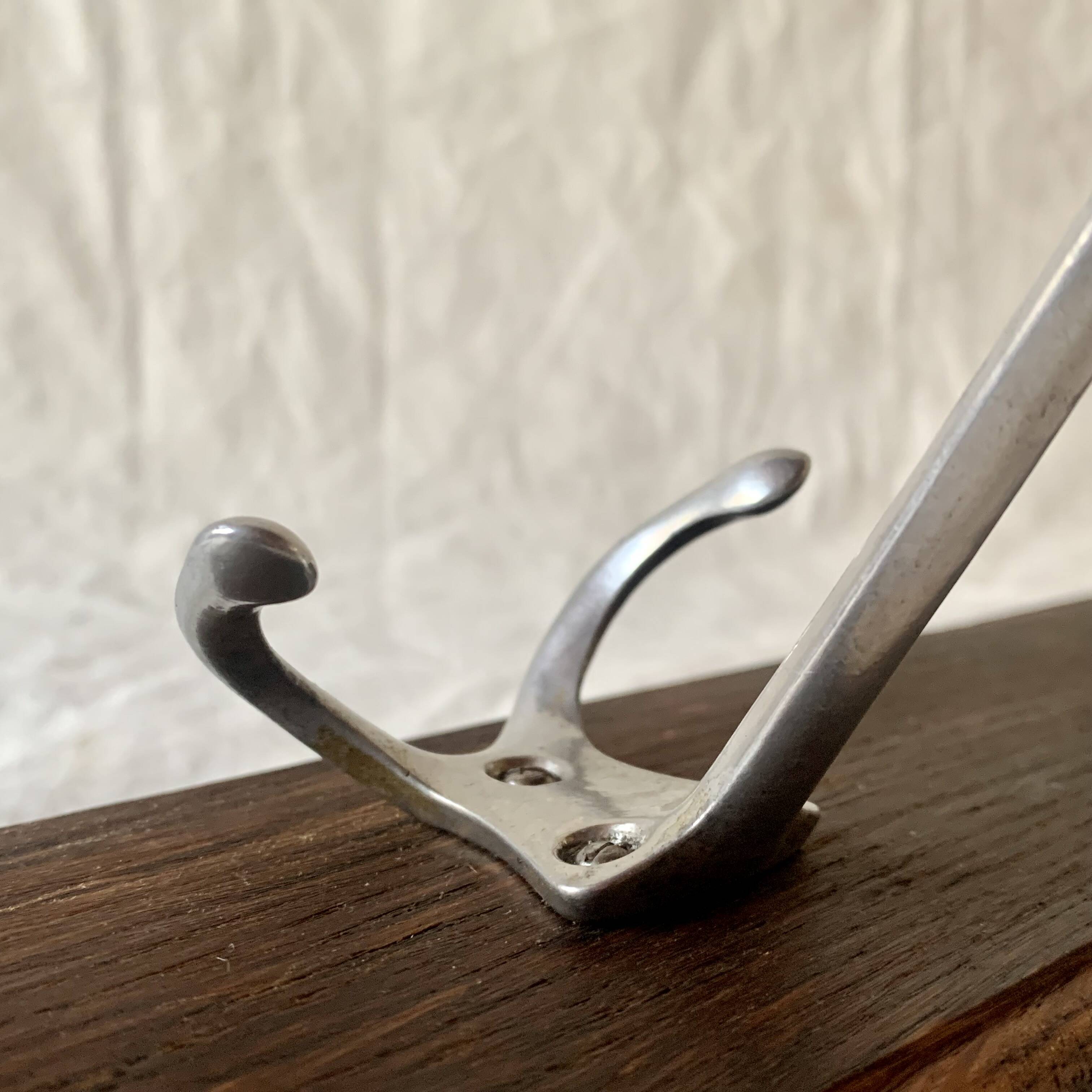 Vintage wall-mounted coat rack in solid wood - 3 cast aluminum hooks