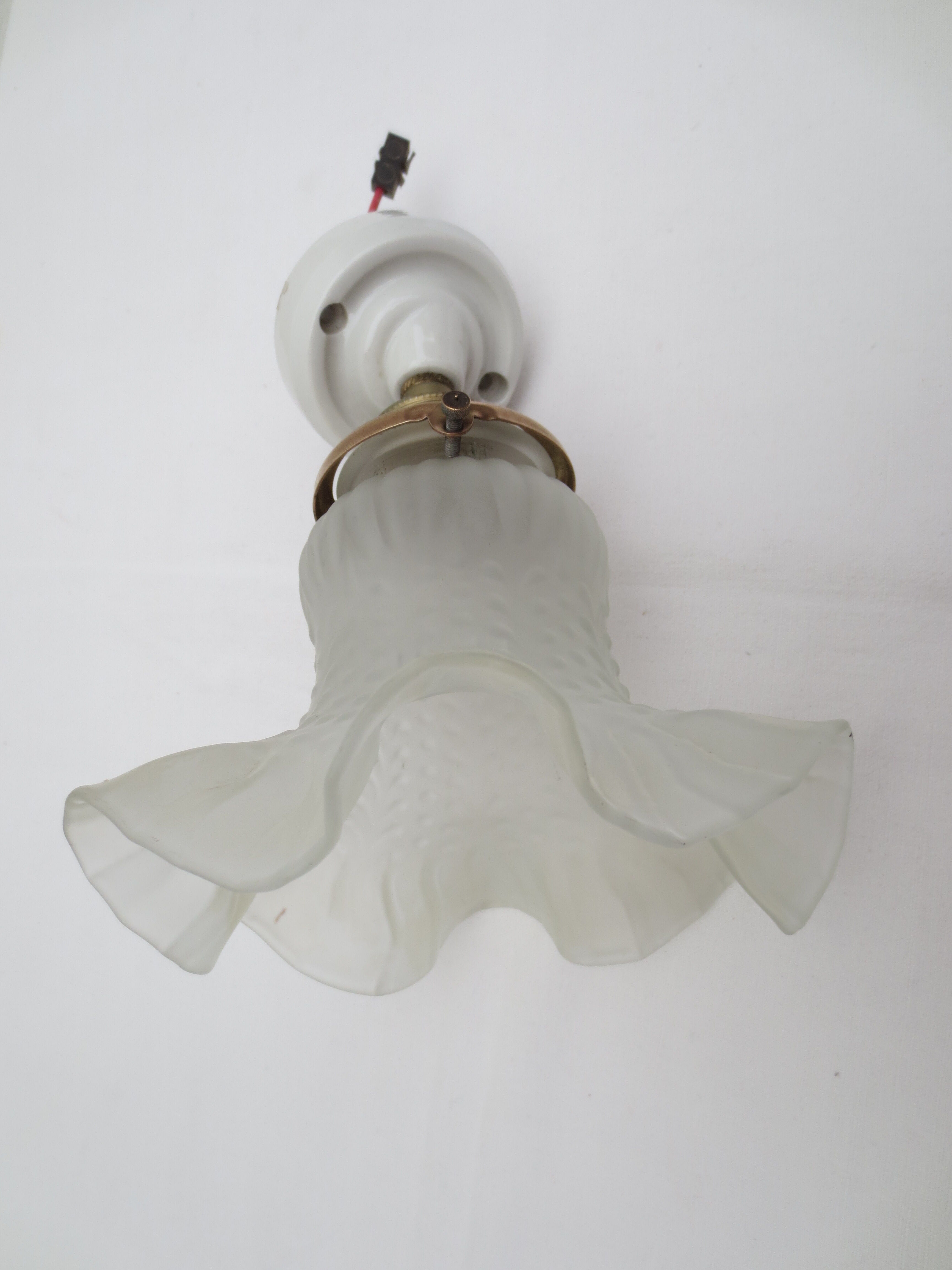 Ancienne applique murale 45° tulipe blanche volantée