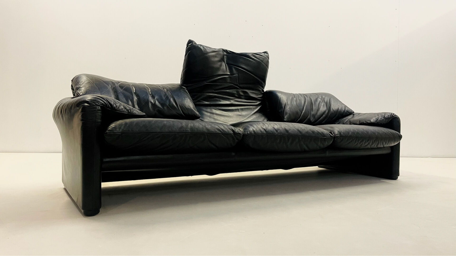 'Maralunga' 3-seater sofa by Vico Magistretti for Cassina