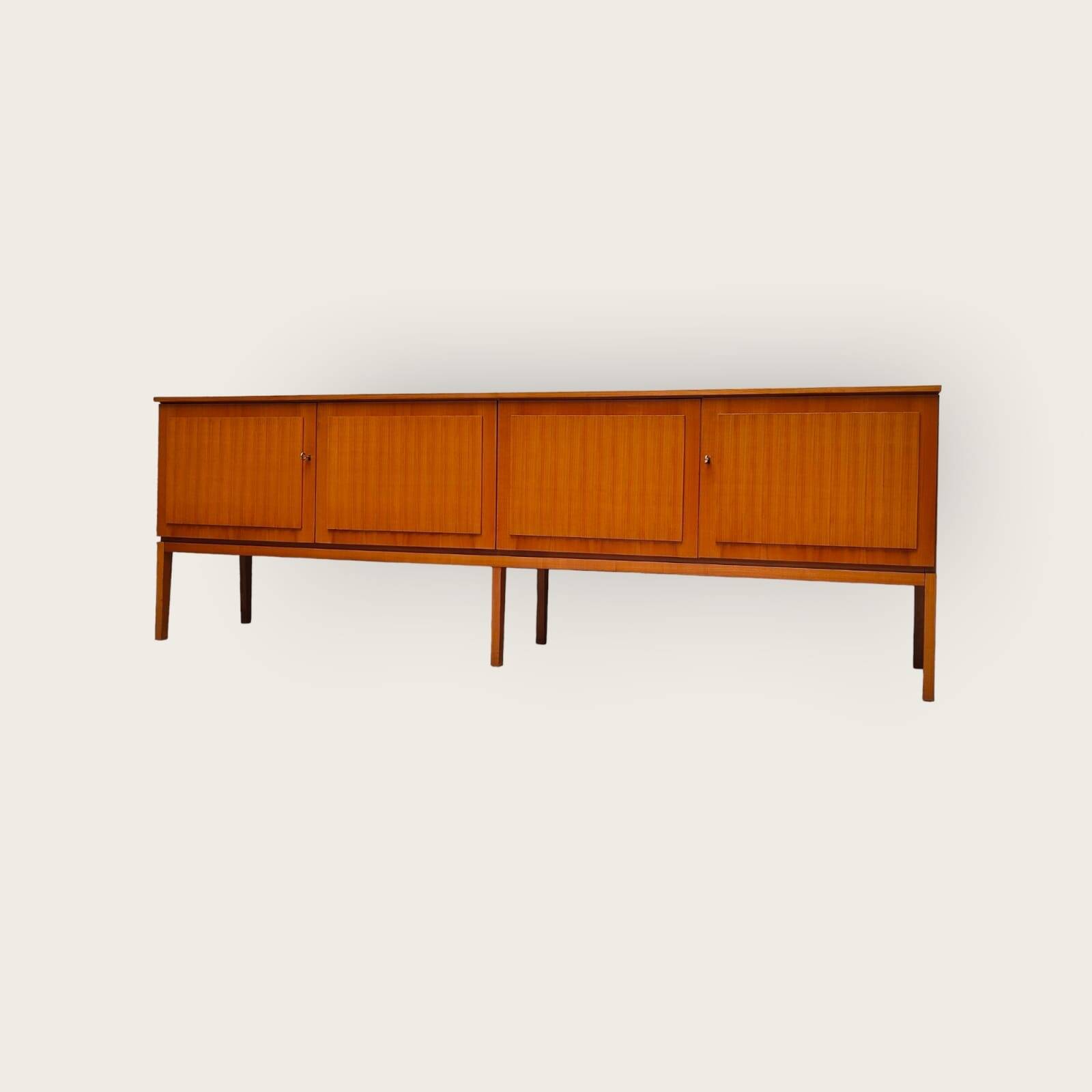 Buffet du milieu du siècle