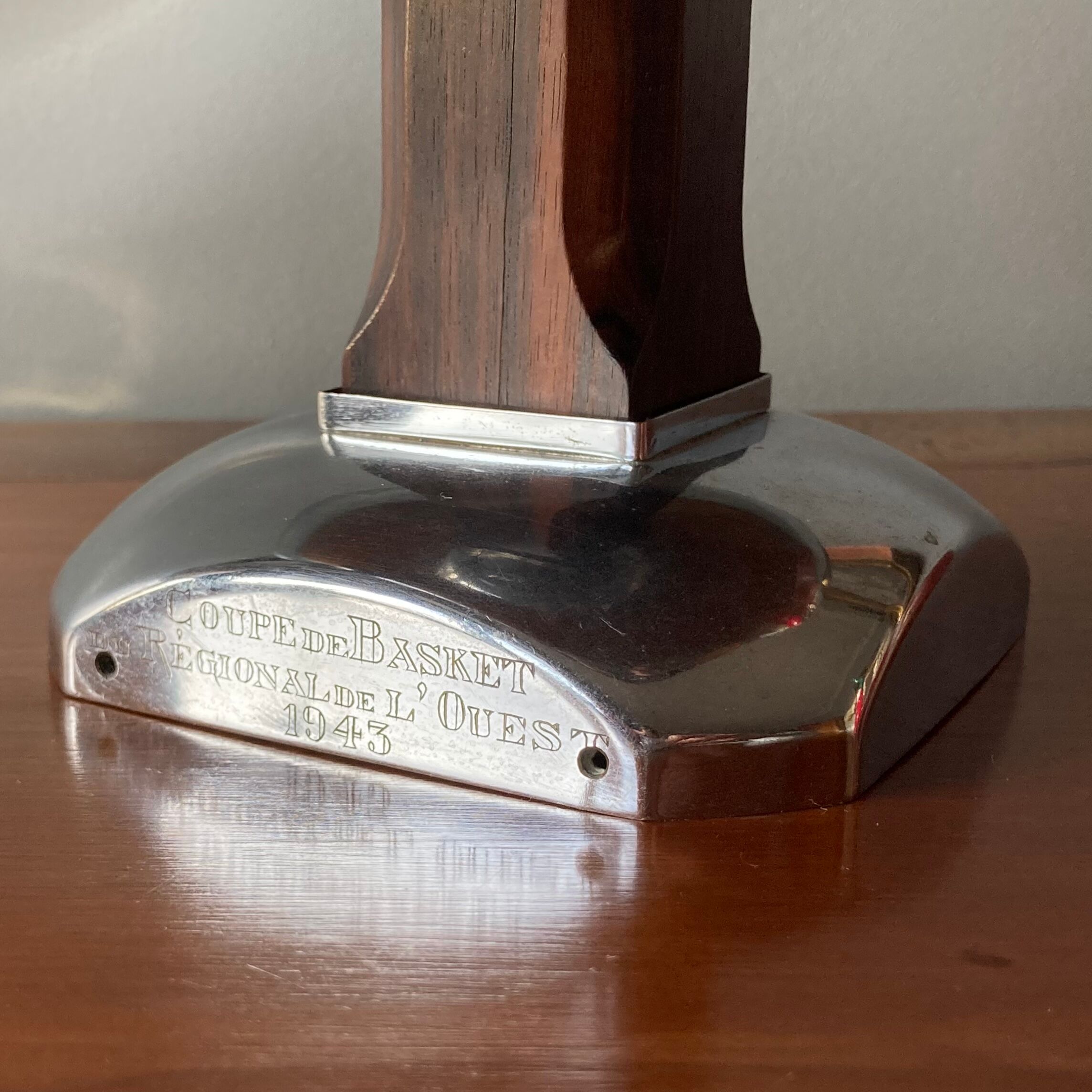 Pair of standing cups in chrome-plated metal and Rosewood from Rio, French work of the Art Deco period