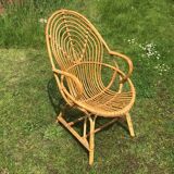 Fauteuil vintage en rotin de forme ovoïde.