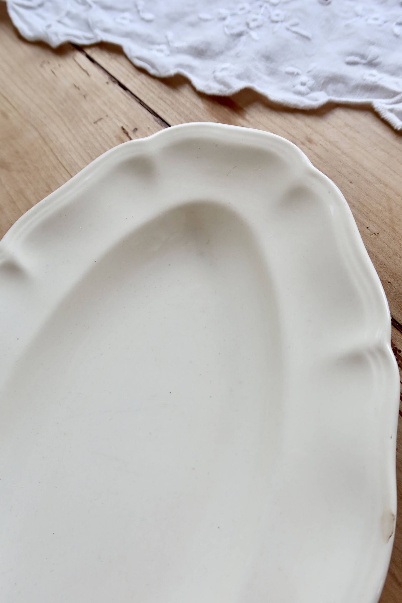 Ravier vintage Sarreguemines ivory earthenware – Scalloped rim