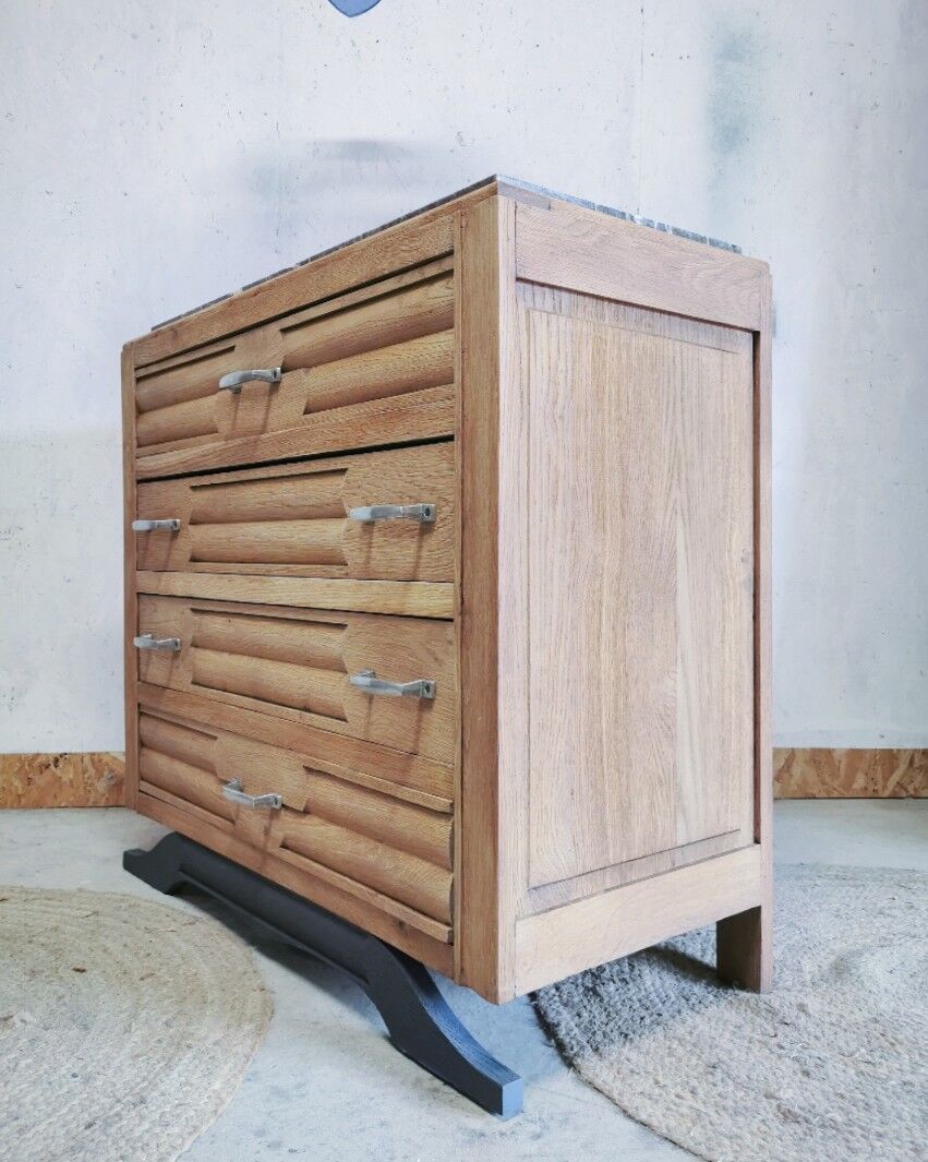 Chest of drawers in wooden foot mustache