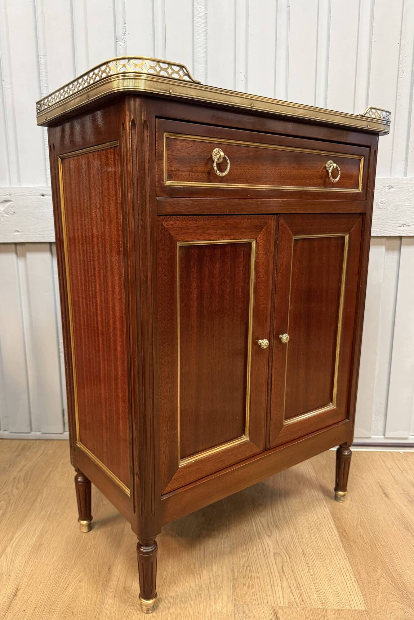 Small sideboard from the mid-century in mahogany -