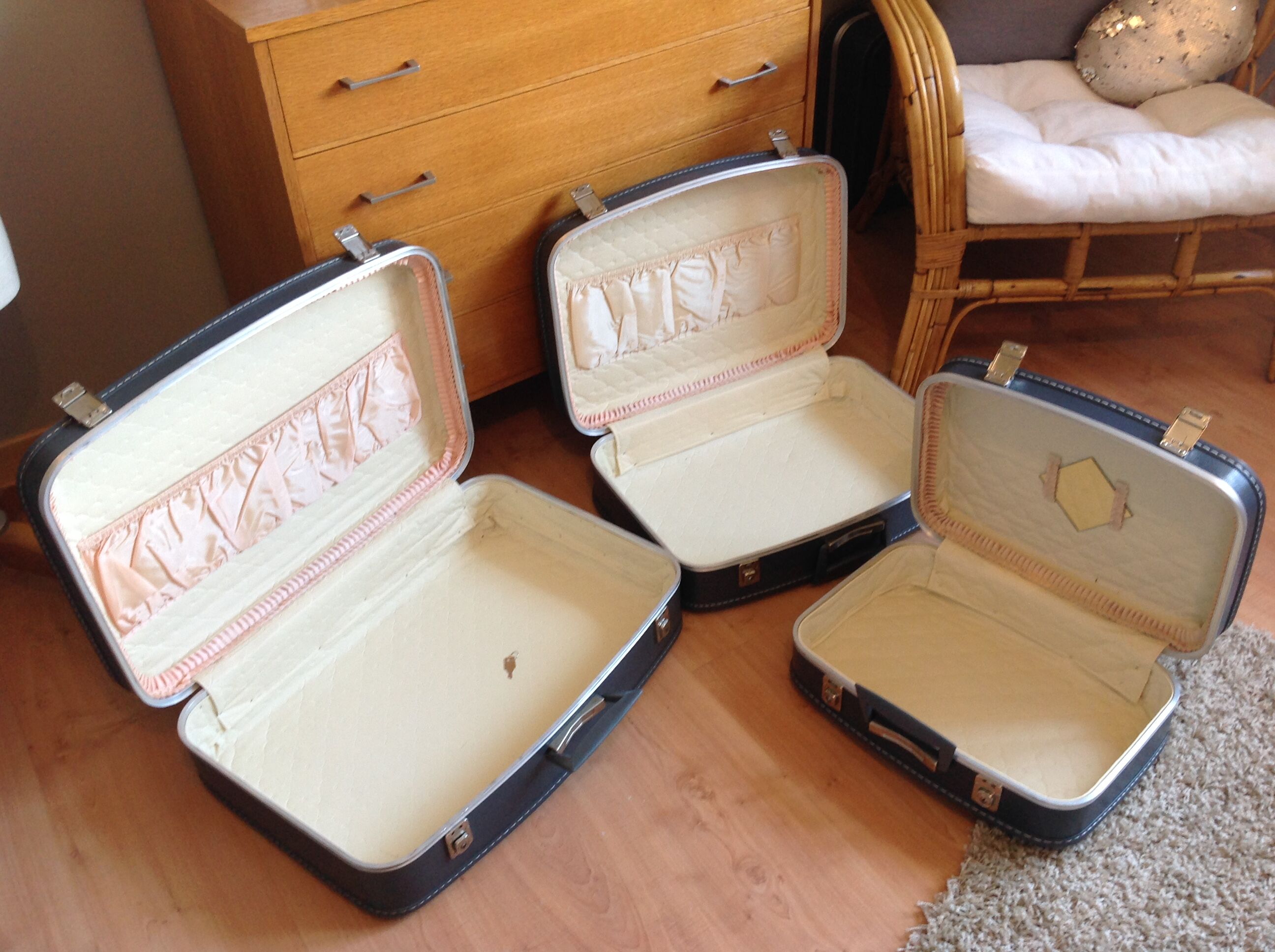 Set of three grey air hostess suitcases / vintage 60s-70s