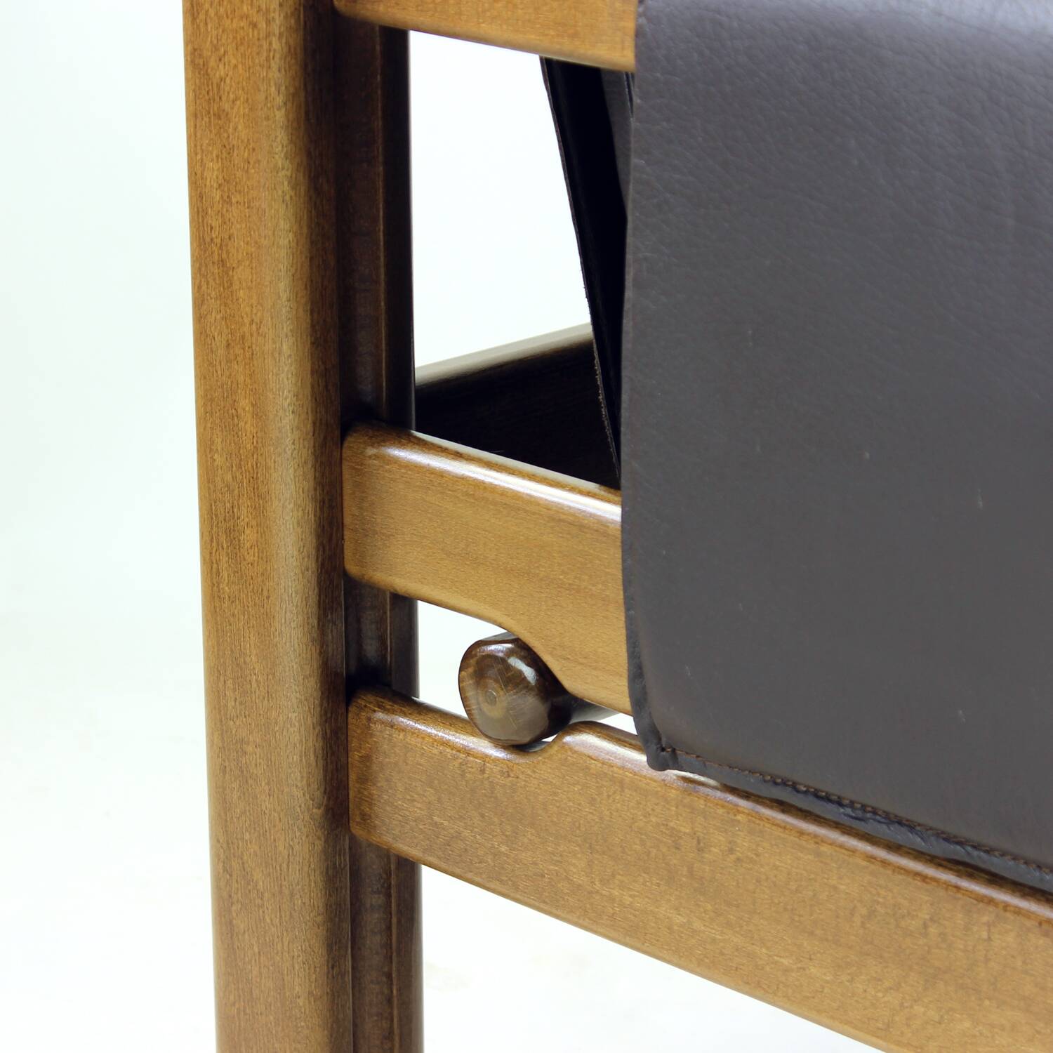 Lot de 2 chaises longues en cuir marron et noyer par Ton, Tchécoslovaquie