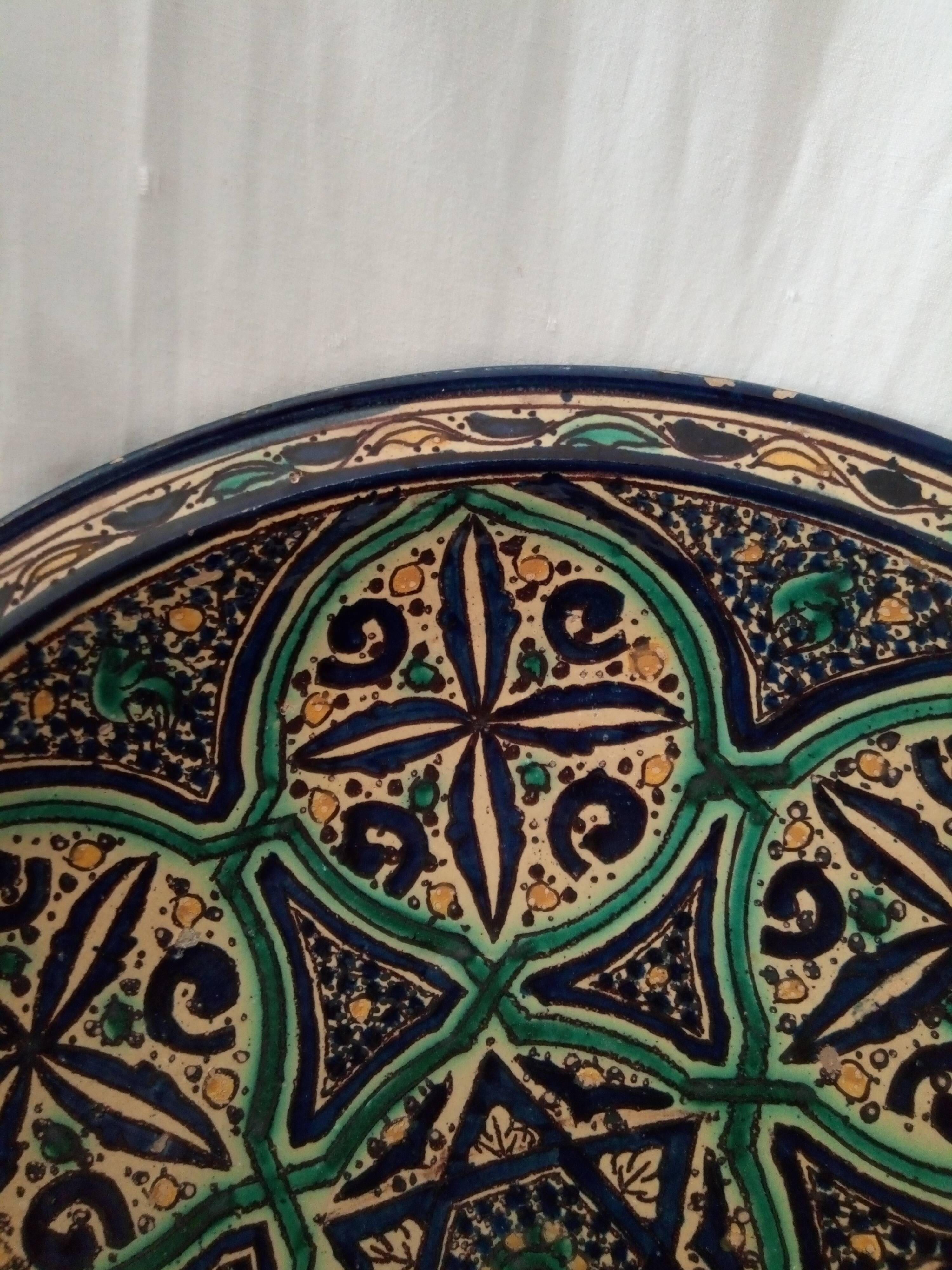 Very large Moroccan dish in enamelled earthenware. Late 19th century, early 20th century.