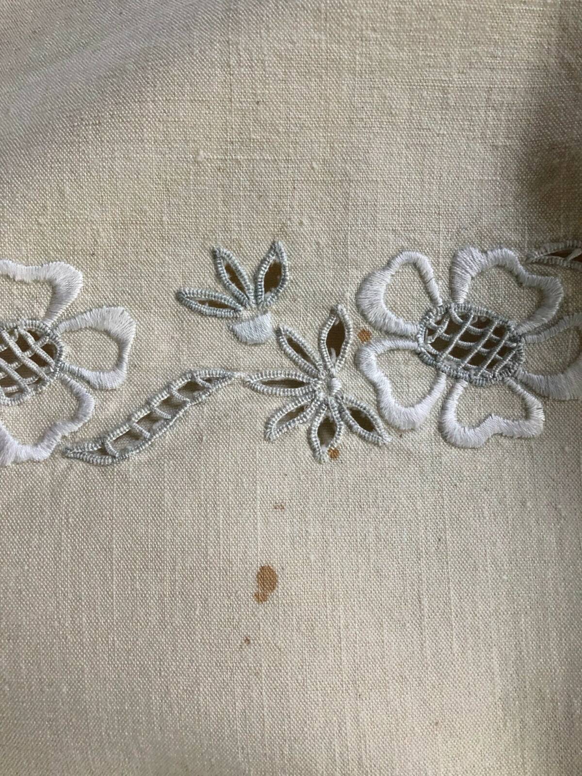 drap ancien brodé motif fleurs