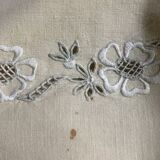 drap ancien brodé motif fleurs