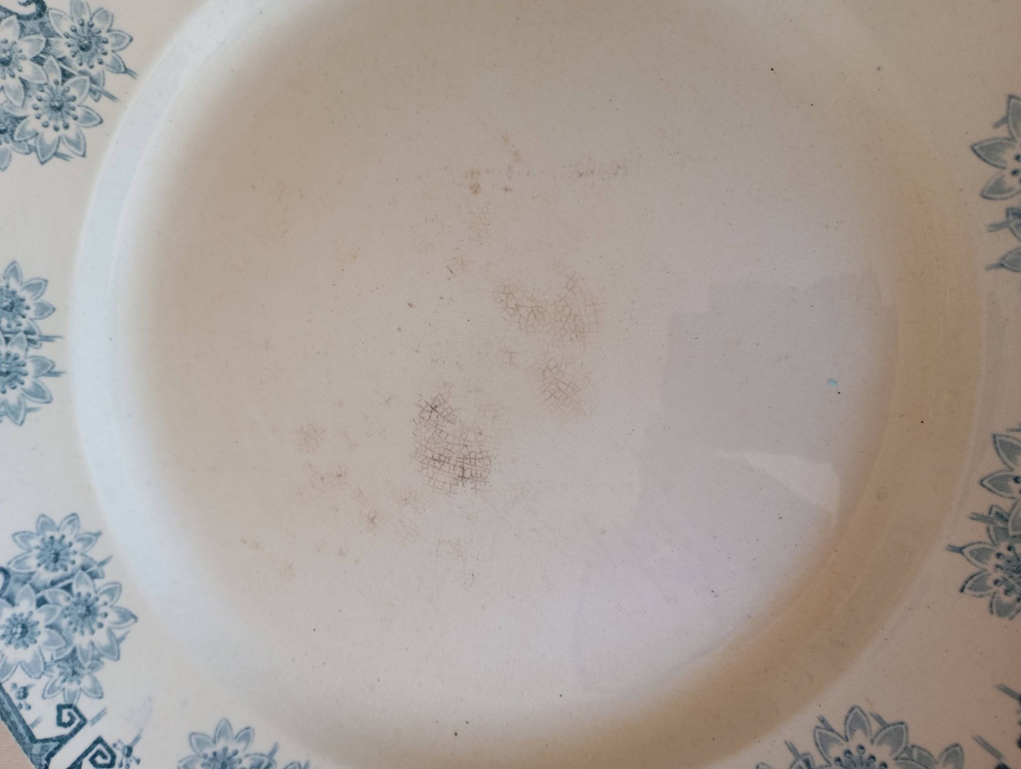 Plat à gâteau en terre de fer Longwy "Marguerites"