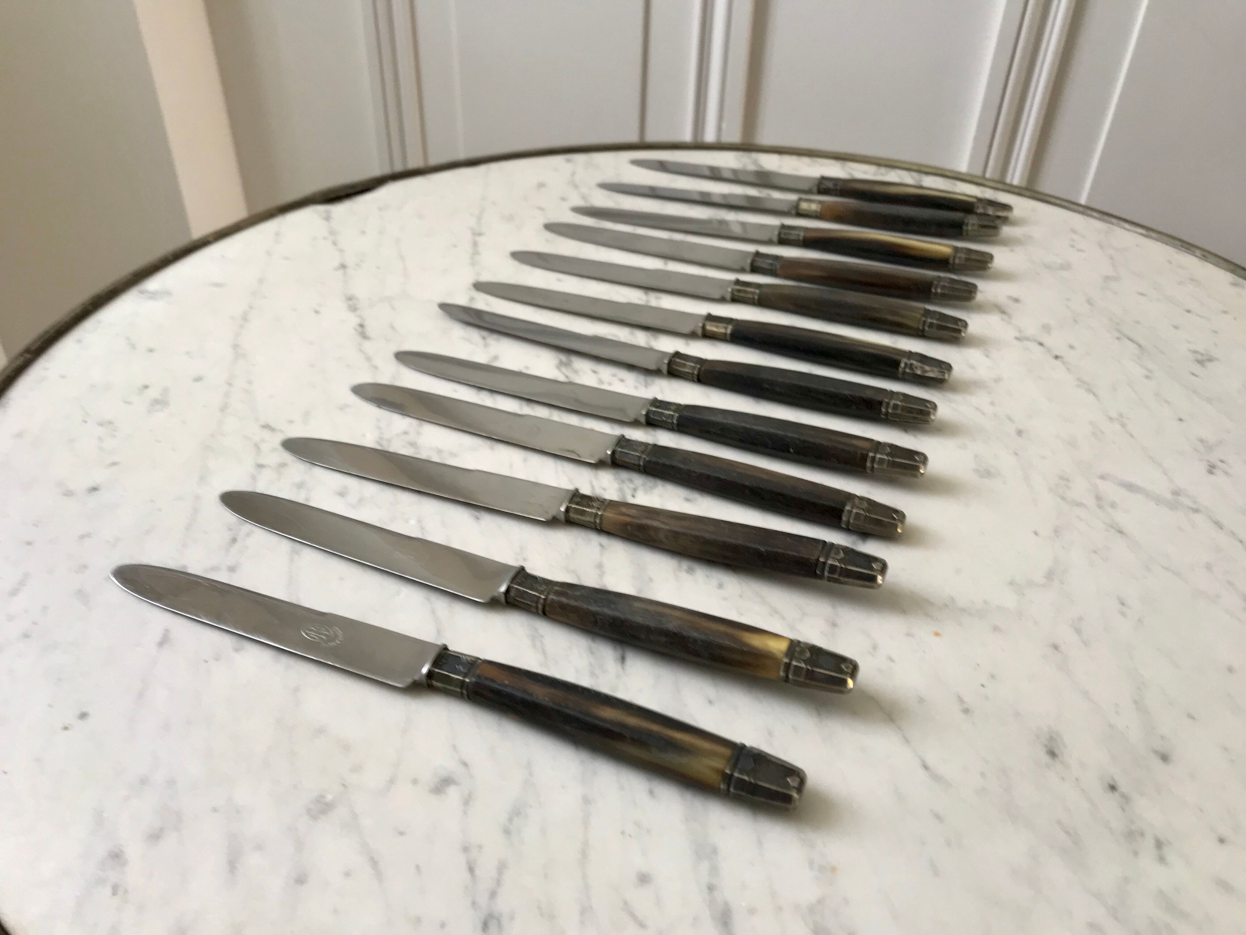Lot de 12 couteaux en bakélite foncée années 60-70