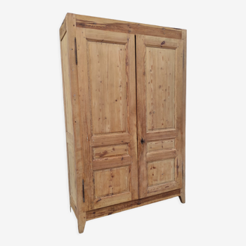 Armoire parisienne vintage en sapin brut rustique française