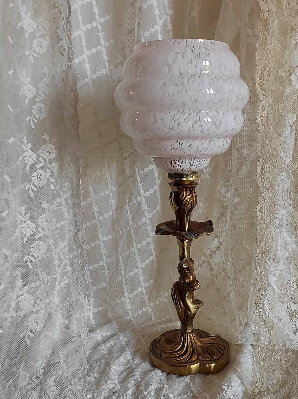Lampe globe clichy rose et pied métal doré