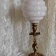 Lampe globe clichy rose et pied métal doré