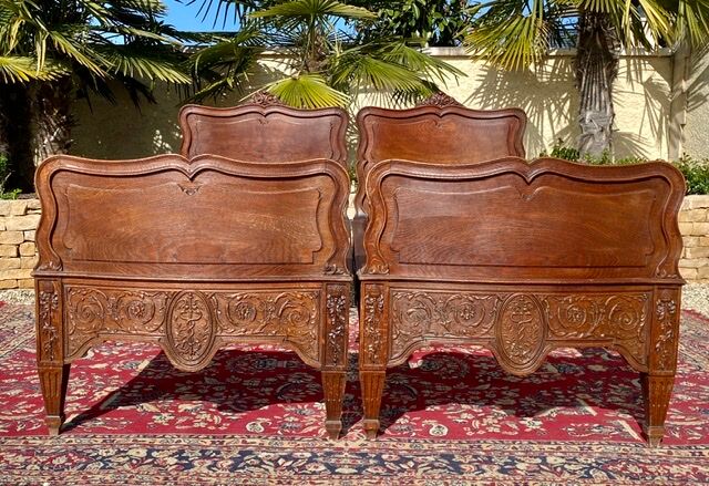 Pair of oak beds style Louis XV /Louis XVI