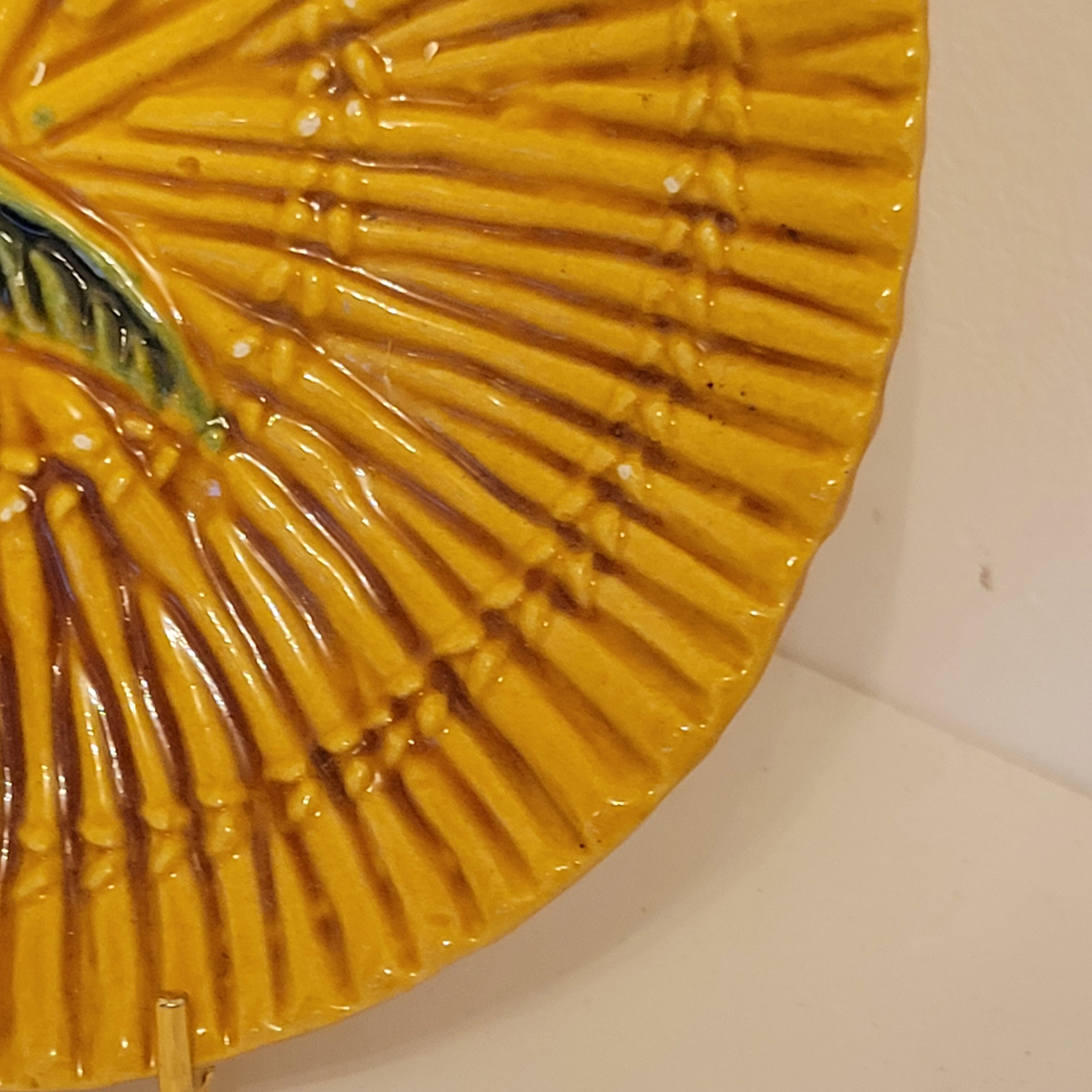 Assiette en barbotine Vallauris A.M. décor palmier