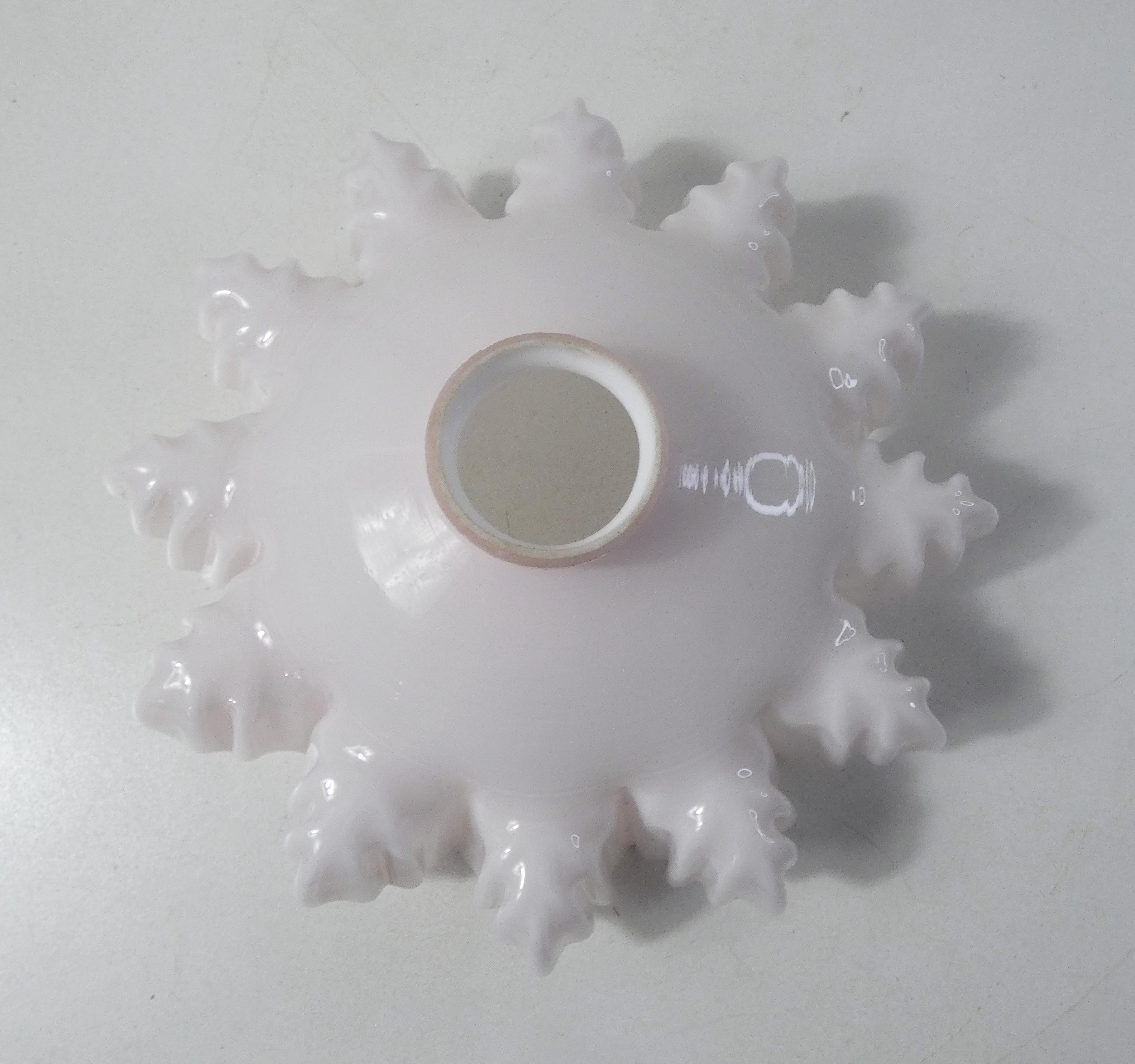 Abat jour en opaline rose poudré art déco