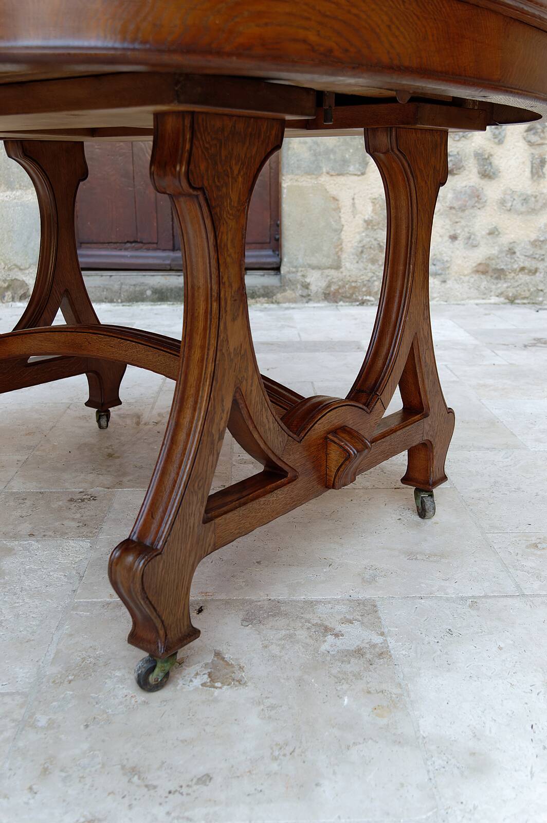Dining room table by Maison Krieger, Art Nouveau, circa 1900, in solid oak