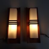 Appliques en teck et verre opalin, lot de 2