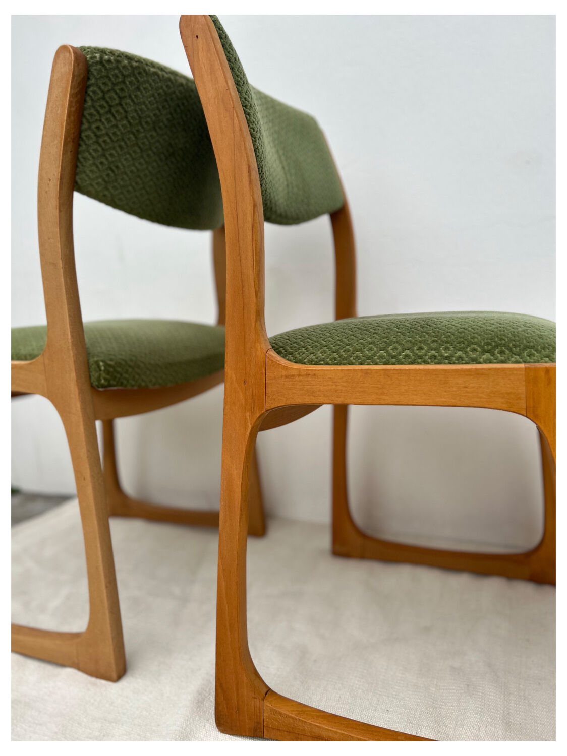 Set of 4 Self sled chairs