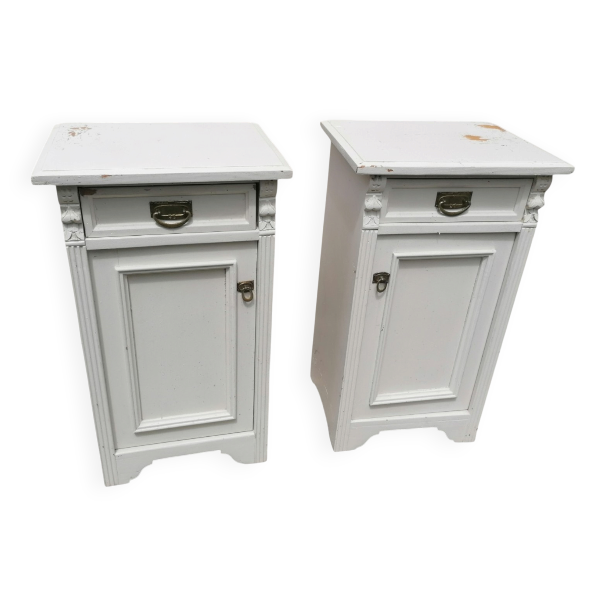 Paire de tables de chevet blanches en bois.