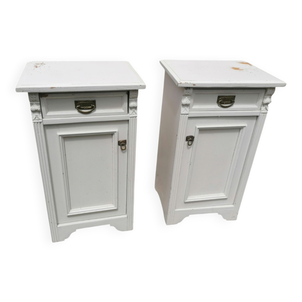 Paire de tables de chevet blanches en bois.