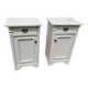 Paire de tables de chevet blanches en bois.