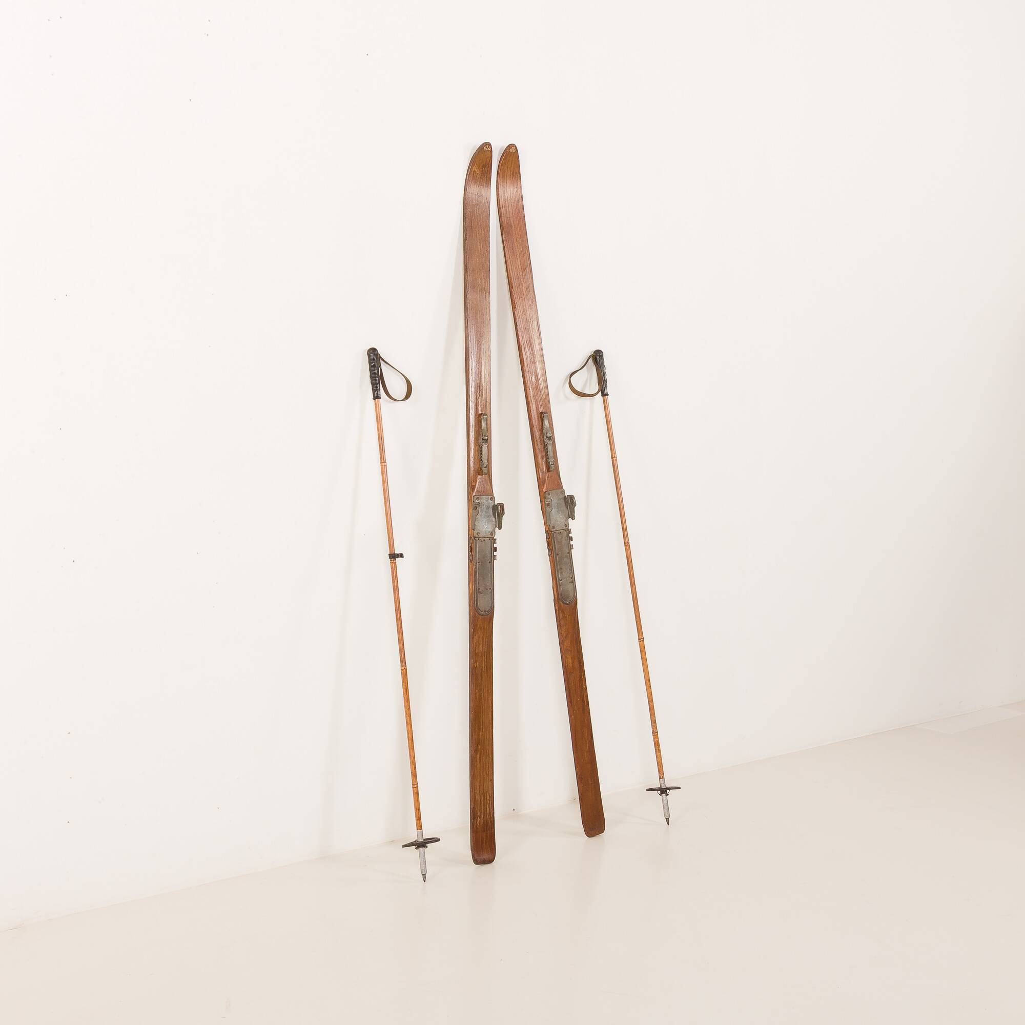 Paire de skis en bois vintage avec fixations Geze Kandahar et bâtons en bambou, années 1950