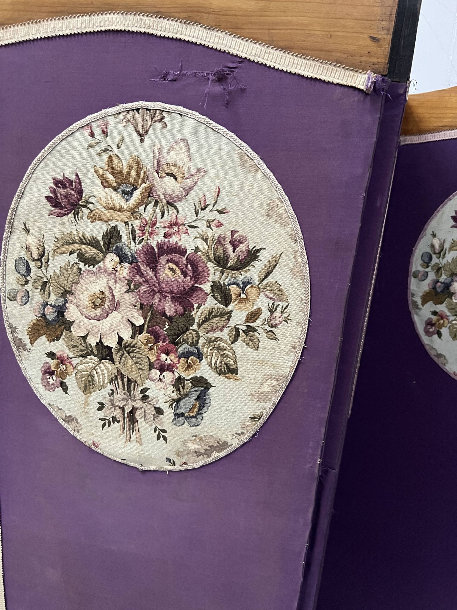 Four-panel screen decorated with an oval tapestry from the 20th century.