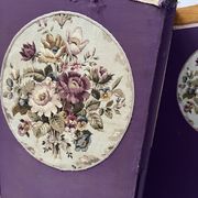 Four-panel screen decorated with an oval tapestry from the 20th century.