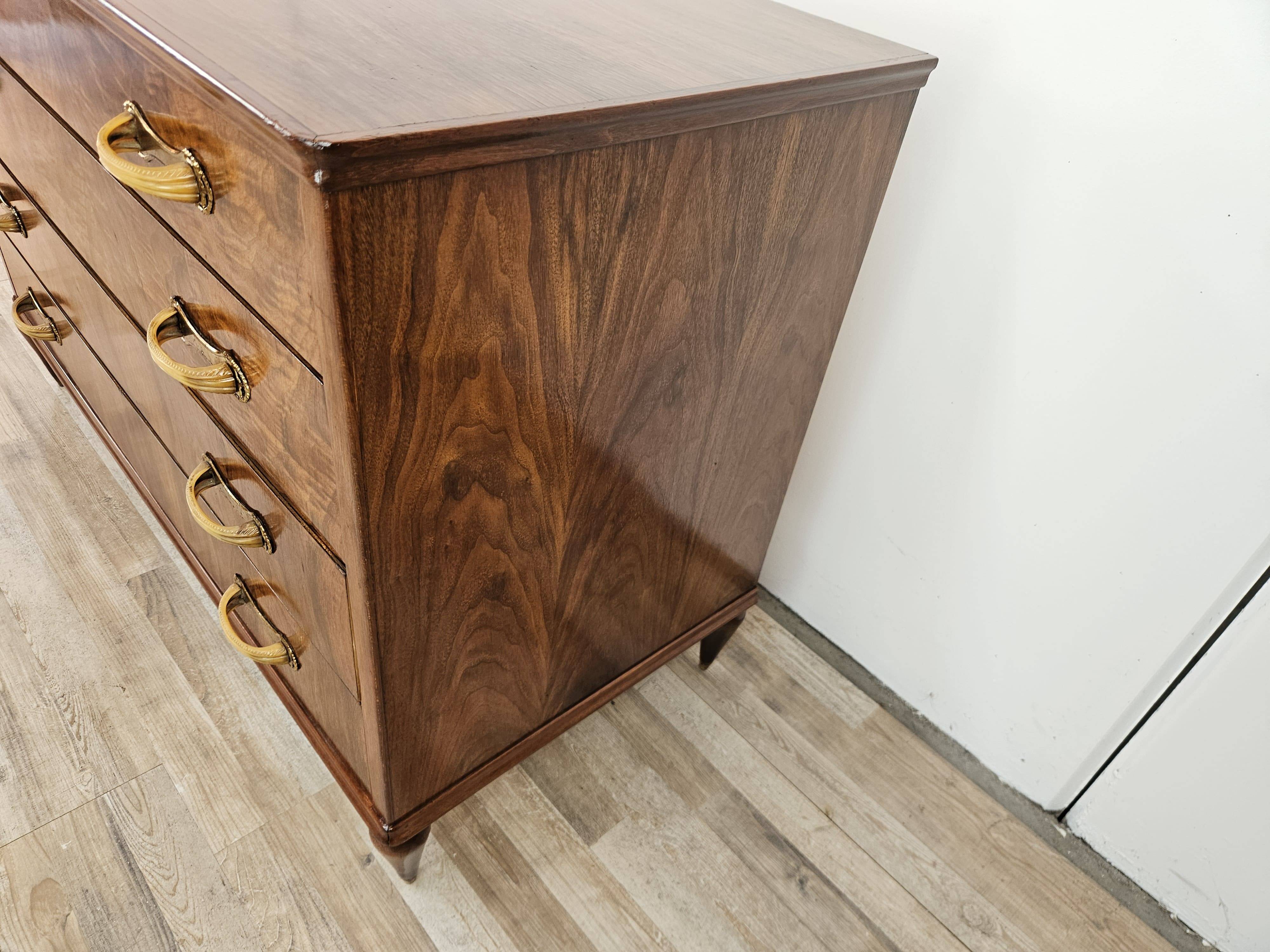 Art Decò chest of drawers in walnut burl with four drawers