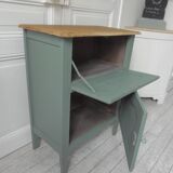 Meuble vintage en vert fumé, plateau bois.