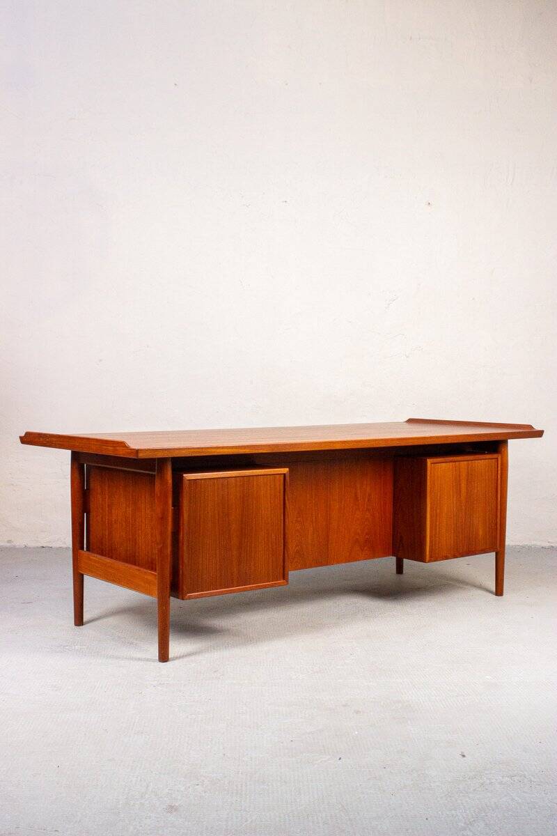 Danish mid-century desk model 207 in teak by Arne Vodder for Sibast, 1960s.