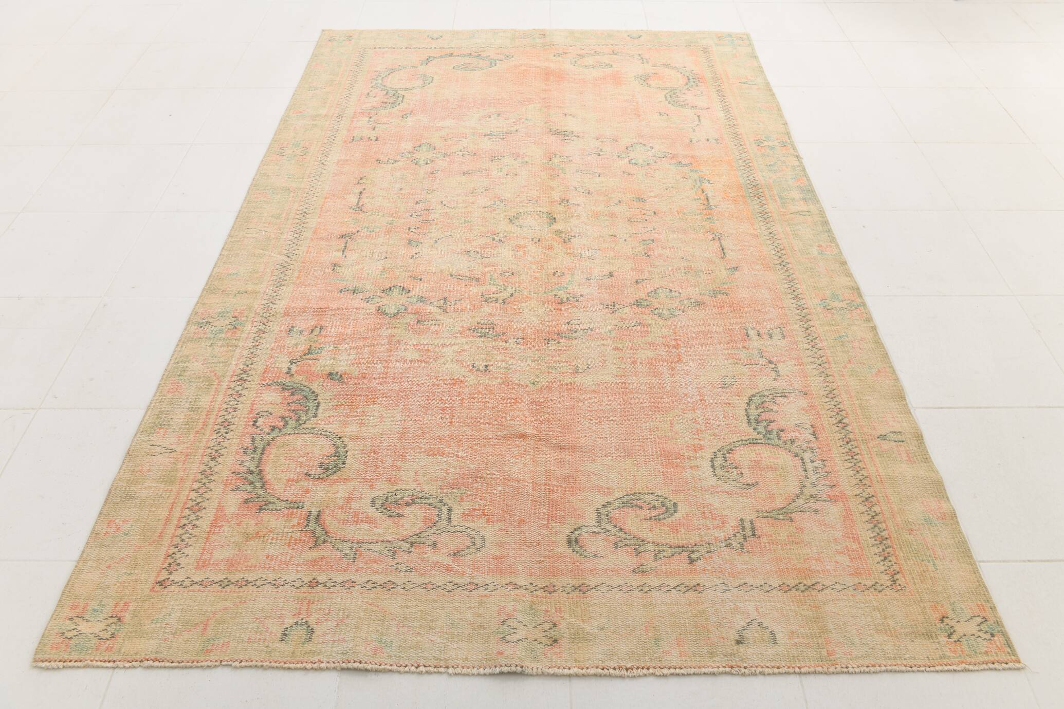 Tapis vintage oriental usé,  Rose saumon et vert pastel, style bohème