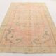Tapis vintage oriental usé,  Rose saumon et vert pastel, style bohème