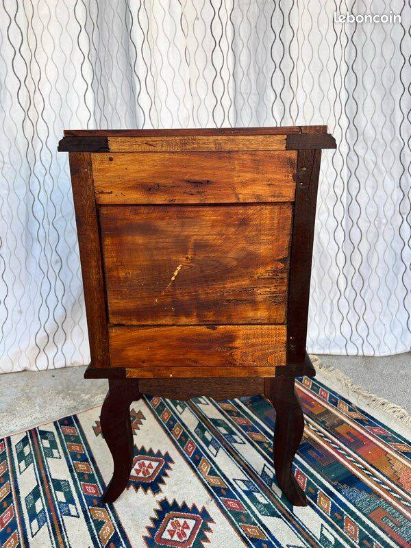 Vintage bedside table in solid wood – curved legs