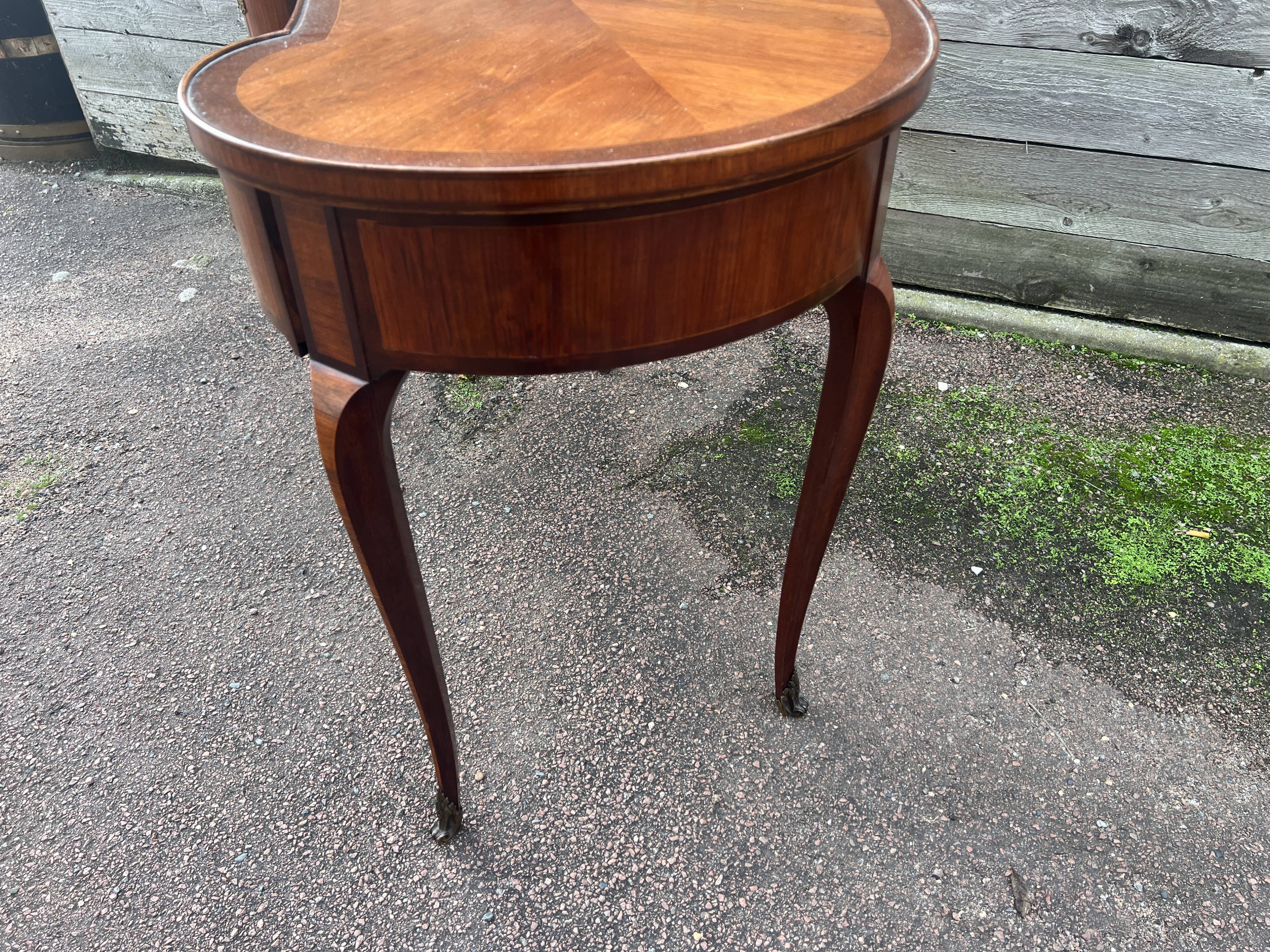 Kidney-shaped desk, marquetry, Transition style