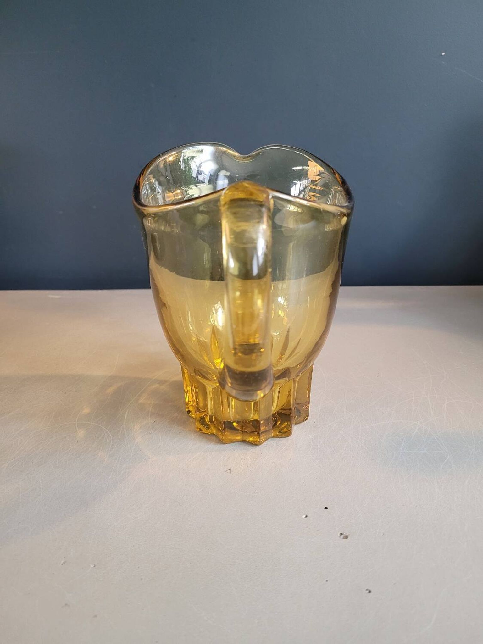 Pichet vintage en verre teinté jaune