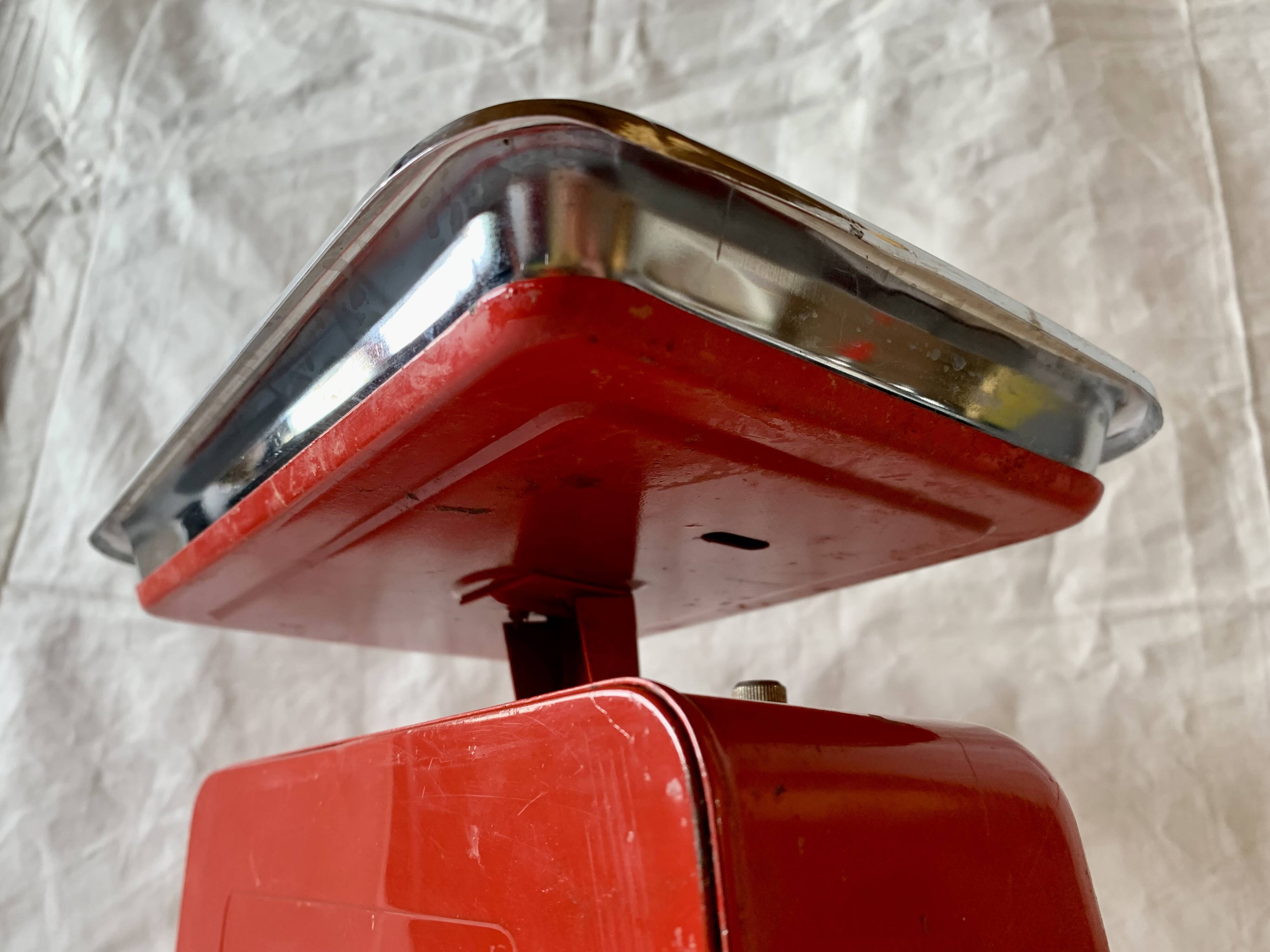 Stube vintage red lacquered metal kitchen scale - force 10