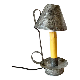 Lampe bougeoir en métal perforé