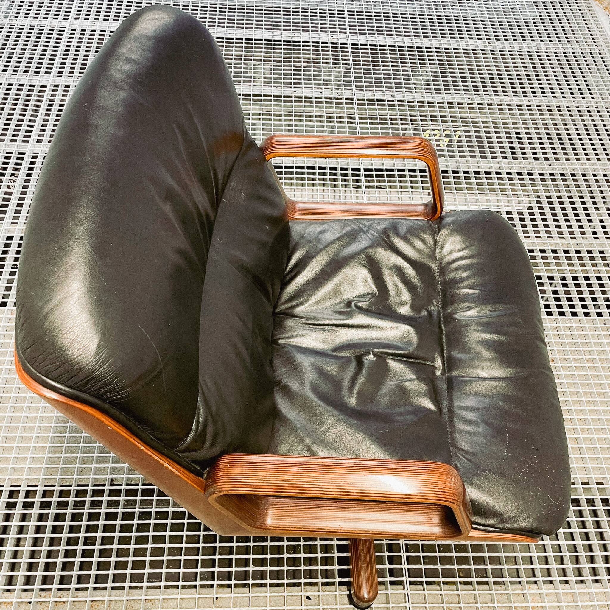 Vaghi • Italian Design • Vintage black leather executive chair from the 70s