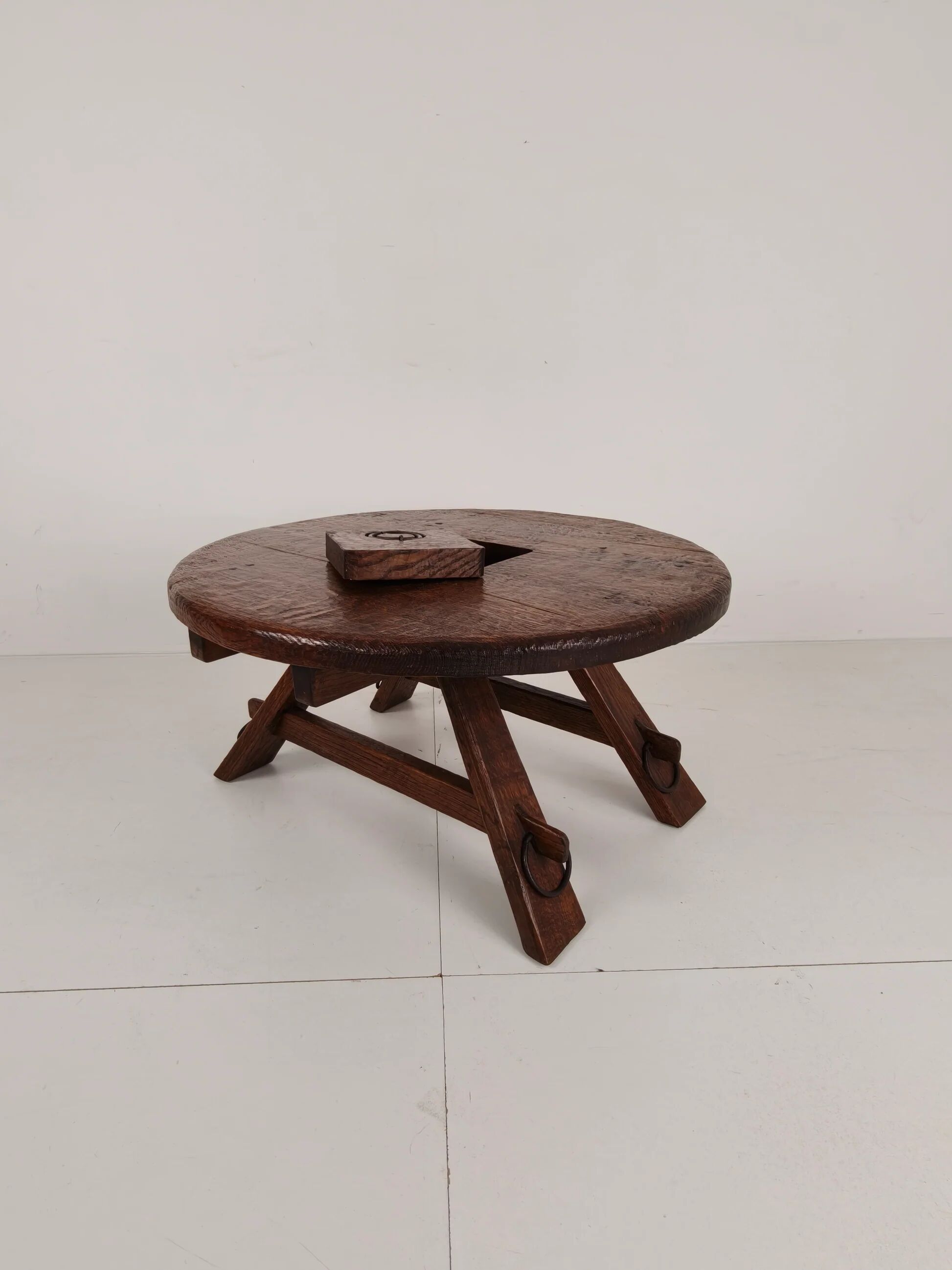 Table basse ronde rustique en chêne, style brutaliste, France, années 1960, milieu du XXe siècle