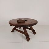 Table basse ronde rustique en chêne, style brutaliste, France, années 1960, milieu du XXe siècle