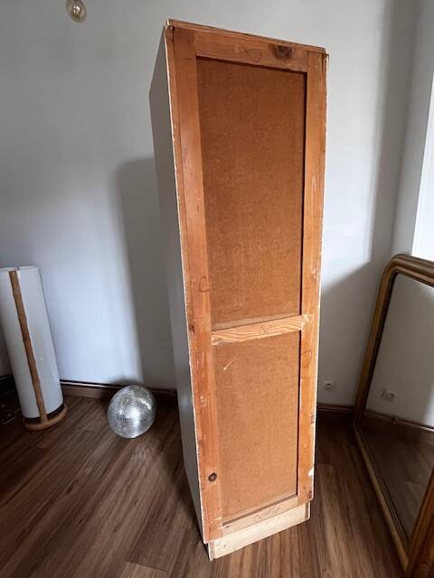 White 2-door bonnet cabinet