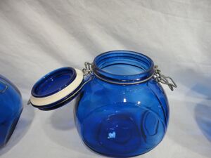Série de 3 grands bocaux anciens en verre bleu