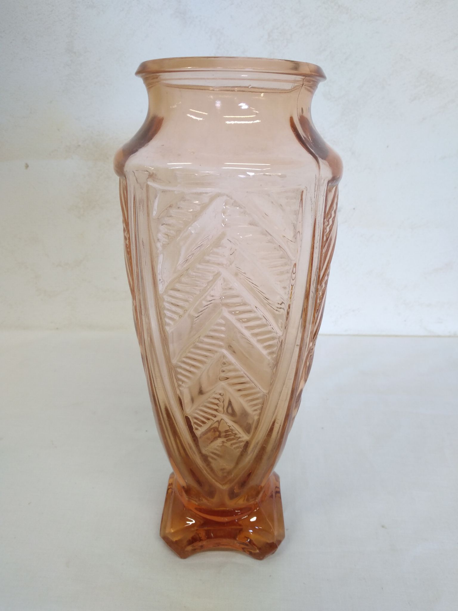 Vase en verre soufflé rose art déco